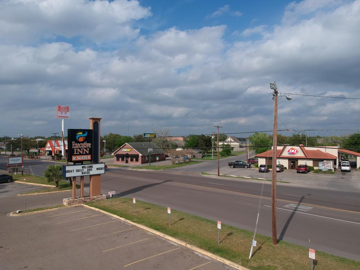 Executive Inn & Suites Beeville Экстерьер фото